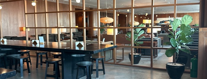 Cathay Pacific Lounge is one of Lounges.