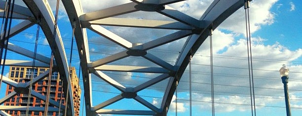 Montrose Bridge is one of Lugares favoritos de Natalie.