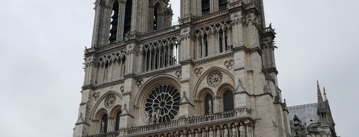 Kathedrale Notre-Dame de Paris is one of Orte, die BILAL gefallen.