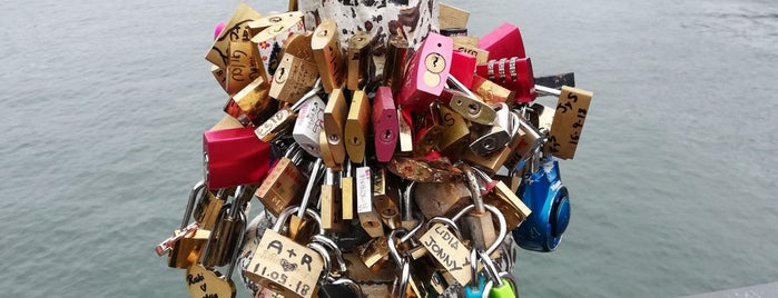 Pont des Arts is one of BILAL'ın Beğendiği Mekanlar.