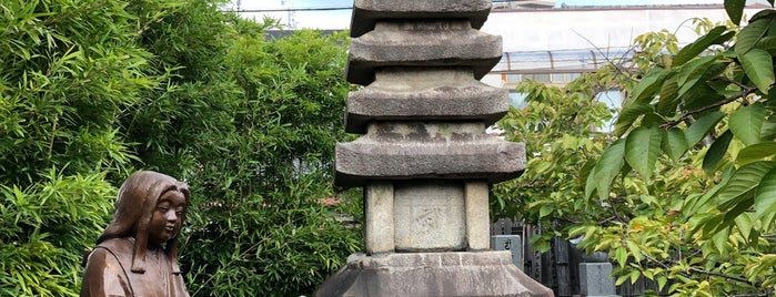 紫式部供養塔（引接寺塔婆） is one of 京都市の重要文化財（建造物）.
