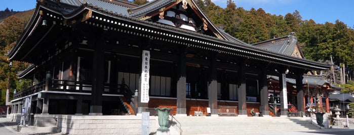 Kuon-ji Temple is one of Sakura.
