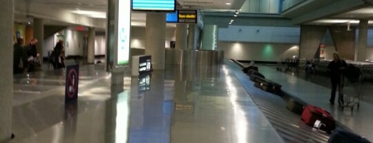 Aeropuerto Internacional de Montreal–Pierre Elliott Trudeau (YUL) is one of Lugares guardados de Stacy.