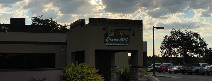 Green Mill Restaurant & Bar is one of Apply.