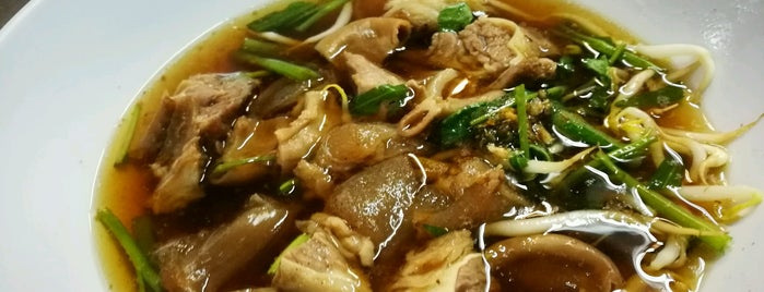 ก๋วยเตี๋ยวเนื้อวัว เครื่องในวัวตุ๋นน้ำแดงรสเด็ด (เจ้าเก่า) is one of BKK_Noodle House_1.