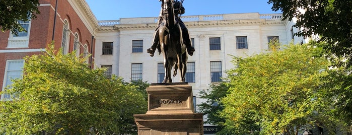 General Hooker Statue is one of Locais curtidos por Heath.