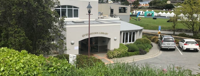 Queenstown Library is one of Tempat yang Disukai Valerie.