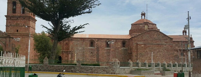 Iglesia Santiago Apostol is one of Lugares favoritos de Paola.