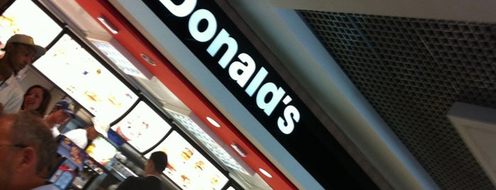 McDonald's is one of Locais curtidos por Rodrigo.