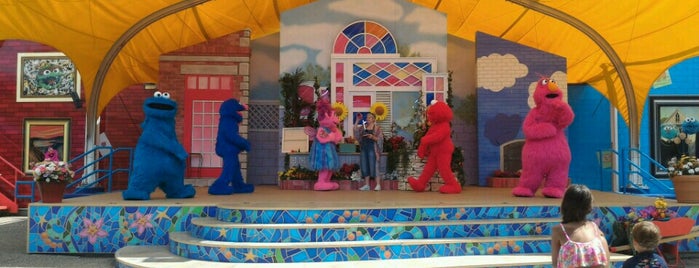 Sesame Place Neighborhood Theater is one of Lieux qui ont plu à Shyloh.