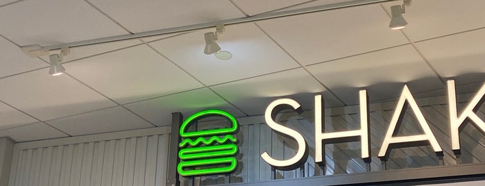 Shake Shack is one of Lieux qui ont plu à Alberto J S.