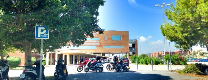 Parking de la ETSIIT is one of Escuela Técnica Superior de Ingeniería Informática.