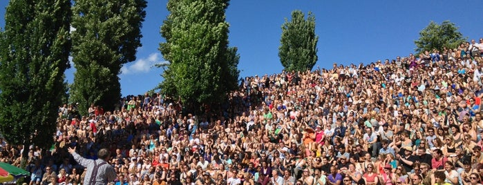 Sonntagskaraoke im Mauerpark is one of Berlín - Activities.