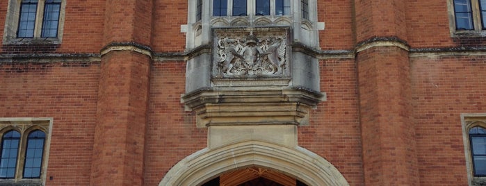 Hampton Court Palace is one of London To Do.