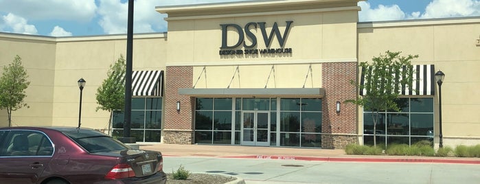 DSW Designer Shoe Warehouse is one of Locais curtidos por KATIE.