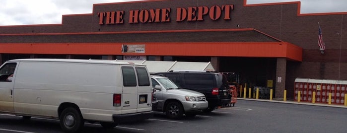 The Home Depot is one of สถานที่ที่ Chris ถูกใจ.