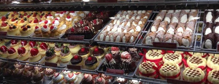 Carlo's Bake Shop is one of Tempat yang Disukai Jessica.