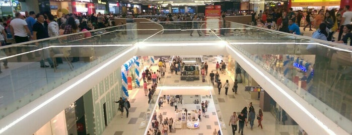Mega Mall is one of Tempat yang Disukai Alex.