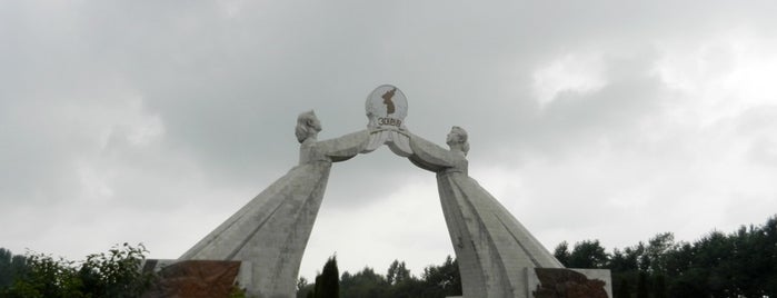 조국통일3대헌장기념탑 is one of Pyongyang 평양.