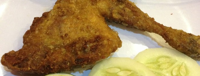Ayam Goreng Pemuda is one of Kuliner PALU Sulawesi Tengah.