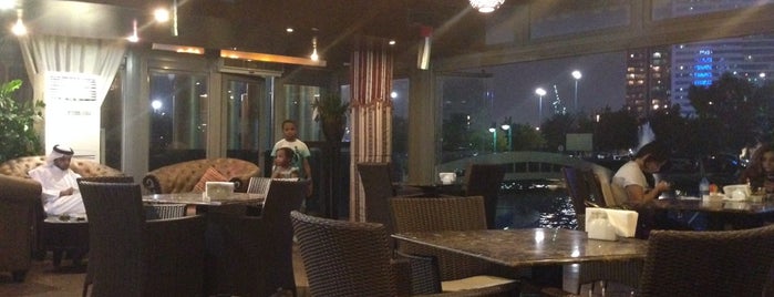 Tiara- The Cafe @ Corniche is one of สถานที่ที่ Espiranza ถูกใจ.