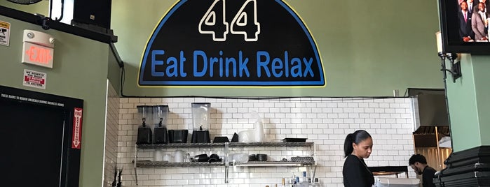 44 Bar & Restaurant is one of Locais curtidos por Auintard.