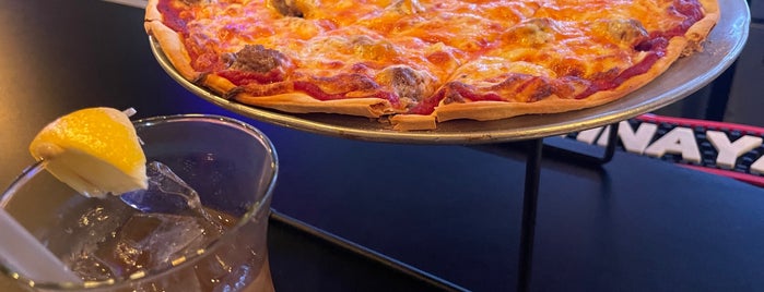 Dulono's Pizza & Bar is one of Restaurants to Try (Minneapolis).
