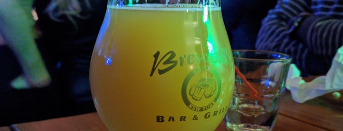Brewski's Bar & Grill is one of Beaさんのお気に入りスポット.
