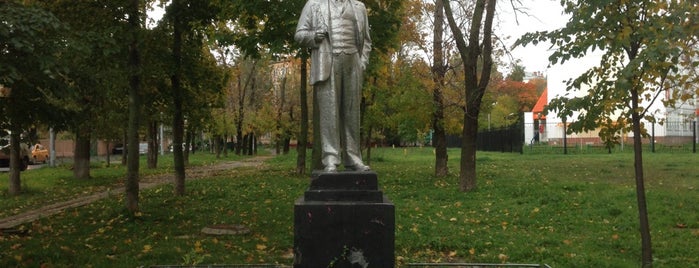 Статуя Ленина is one of Памятники Ленину.