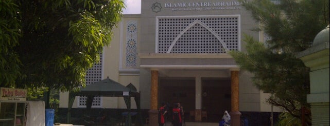 Islamic center Ar-rahman Raffles Hills cibubur is one of Mesjid.