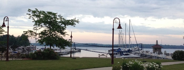 Wave Pointe Marina And Resort Sturgeon Bay is one of Life Jacket Loaner Sites: Midwest.