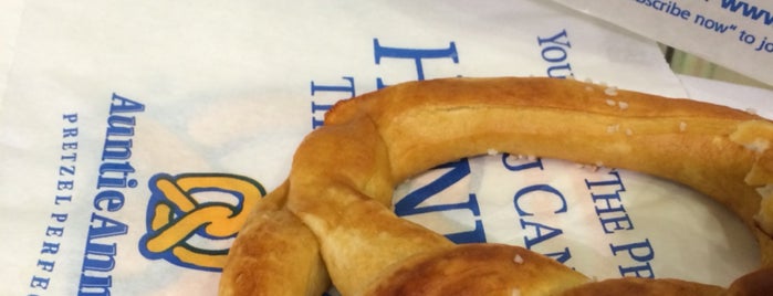 Auntie Anne's is one of Lugares favoritos de Lina.