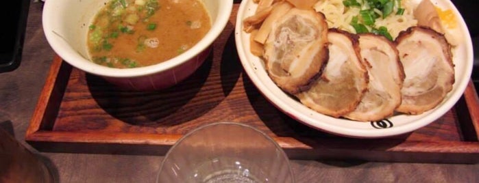 Menya Musashi 麺屋武蔵 is one of Lugares favoritos de Lina.
