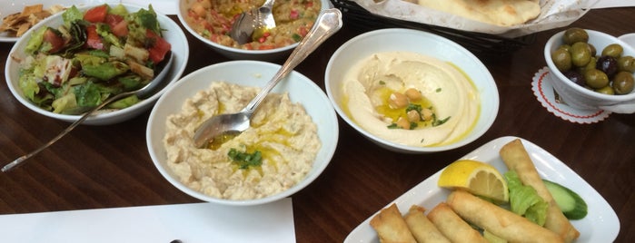 Al Hallab Restaurant is one of Lugares favoritos de Lina.