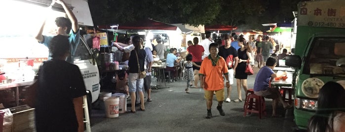 Thean Tek Thursday Night Flea Market (Pasar Malam) is one of Guide to Farlim's best spots.