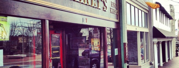 Delaney's Irish Pub is one of สถานที่ที่ Harry ถูกใจ.