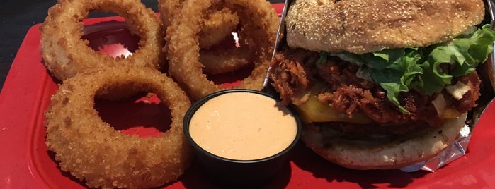 Red Robin Gourmet Burgers and Brews is one of Locais curtidos por Eric.