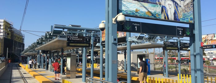 Metro Rail - Downtown Santa Monica Station (E) is one of สถานที่ที่ Darlene ถูกใจ.