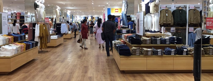 UNIQLO (ユニクロ) is one of Stores.