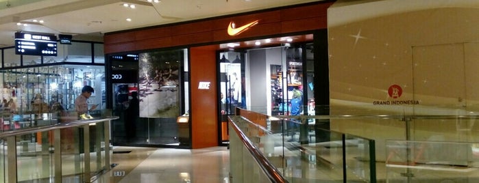Nike is one of Tempat yang Disukai Vaji.