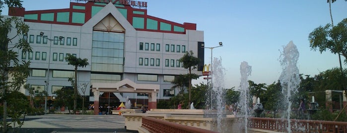 Pusat Grosir Jembatan Merah Plasa (JMP) is one of Obyek Wisata di Surabaya.