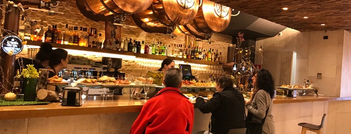 Iruñazarra Bar Restaurante is one of Tempat yang Disukai Carlos.