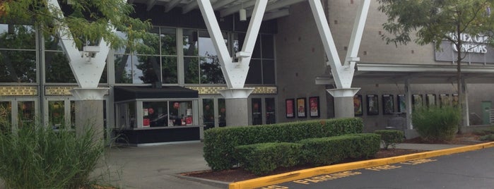 AMC Loews Woodinville 12 is one of Locais curtidos por Ulysses.