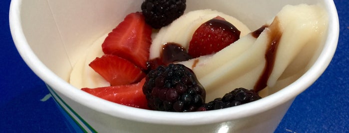 Nuny's Yogurt is one of Locais curtidos por Ivette.