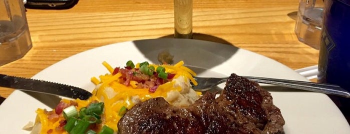 Chili's Grill & Bar is one of Ivetteさんのお気に入りスポット.