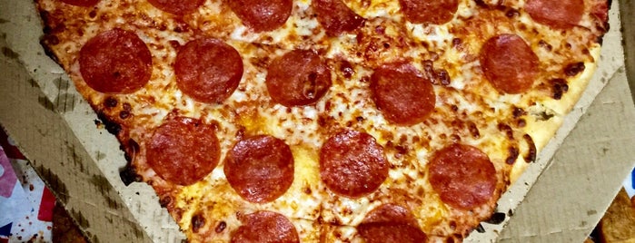 Domino's Pizza is one of Tempat yang Disukai Ivette.