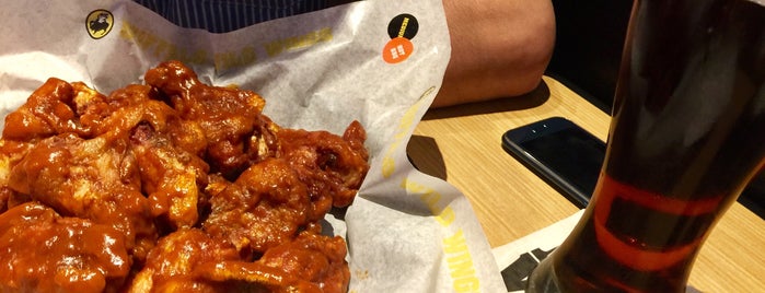 Buffalo Wild Wings is one of Locais curtidos por Ivette.