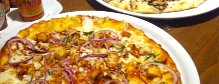 California Pizza Kitchen is one of Tempat yang Disukai Ivette.