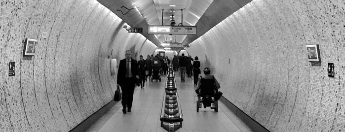 Green Park London Underground Station is one of Martins'in Beğendiği Mekanlar.