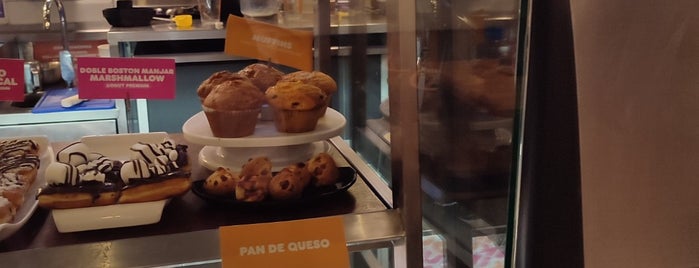 Dunkin' is one of Locais curtidos por Rubens.